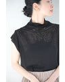 デコルテに浮かぶ花の透かし編みニットカットソー