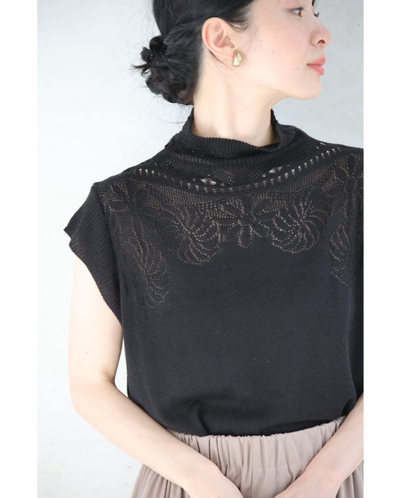 デコルテに浮かぶ花の透かし編みニットカットソー