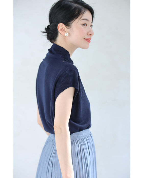 デコルテに浮かぶ花の透かし編みニットカットソー