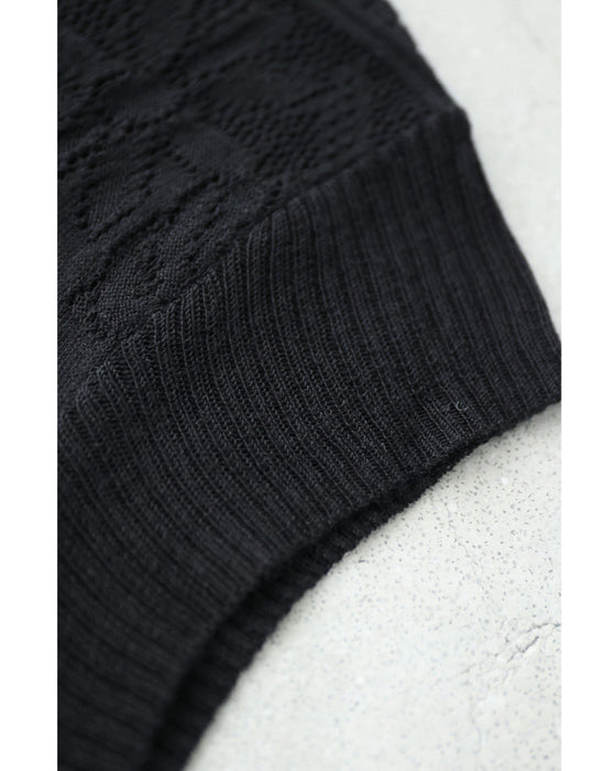 デコルテに浮かぶ花の透かし編みニットカットソー