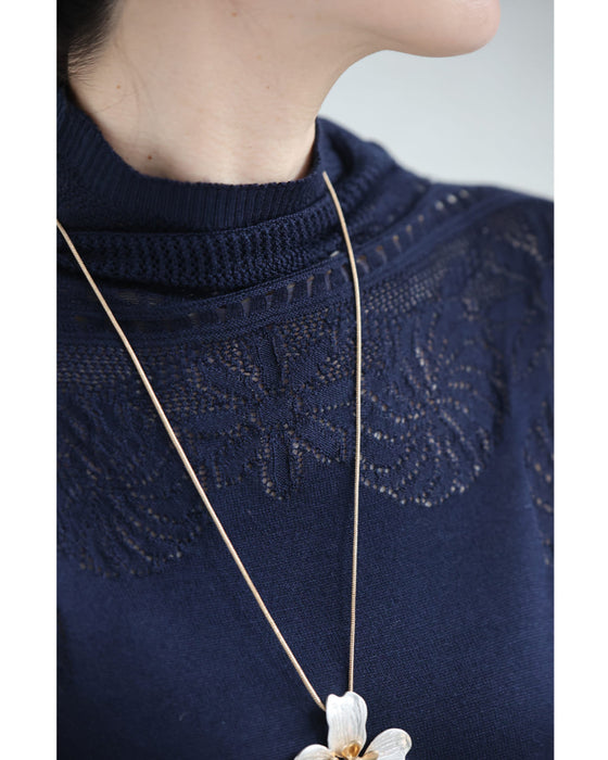 デコルテに浮かぶ花の透かし編みニットカットソー