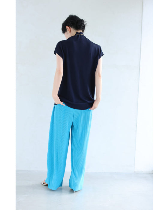 デコルテに浮かぶ花の透かし編みニットカットソー