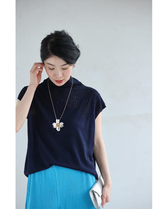 デコルテに浮かぶ花の透かし編みニットカットソー