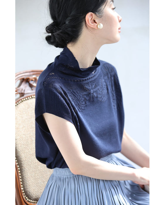 デコルテに浮かぶ花の透かし編みニットカットソー