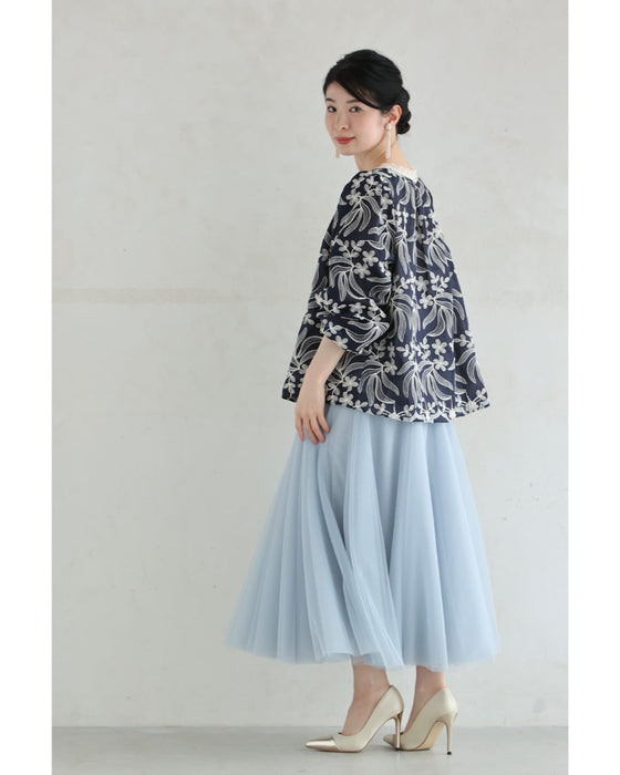 首元を飾るシェルレースの白花刺繍ブラウストップス