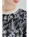 首元を飾るシェルレースの白花刺繍ブラウストップス