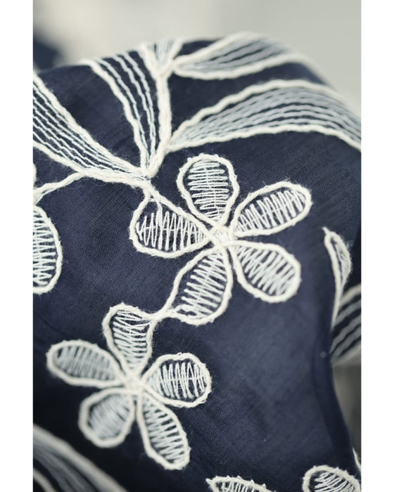 首元を飾るシェルレースの白花刺繍ブラウストップス