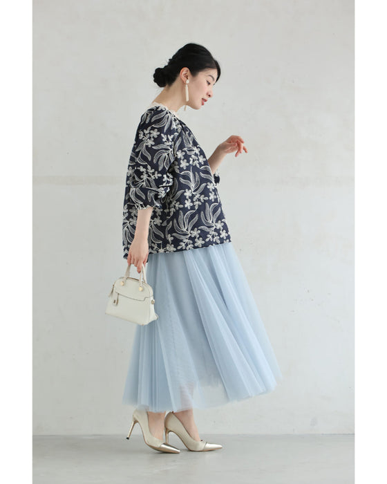 首元を飾るシェルレースの白花刺繍ブラウストップス