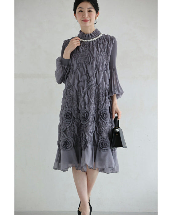 首元を飾るビジューの浮き立つレリーフ調ミニワンピース