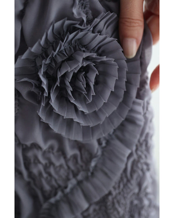 首元を飾るビジューの浮き立つレリーフ調ミニワンピース