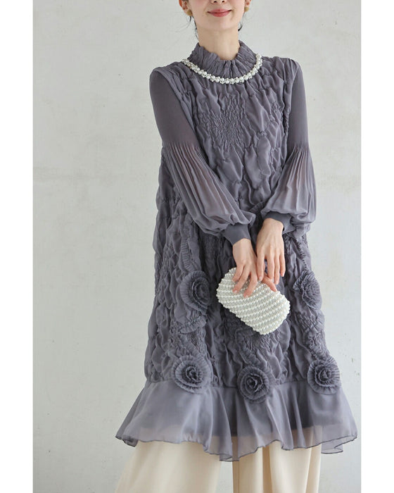 首元を飾るビジューの浮き立つレリーフ調ミニワンピース