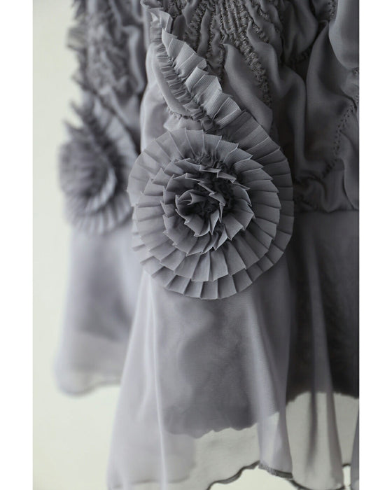 首元を飾るビジューの浮き立つレリーフ調ミニワンピース