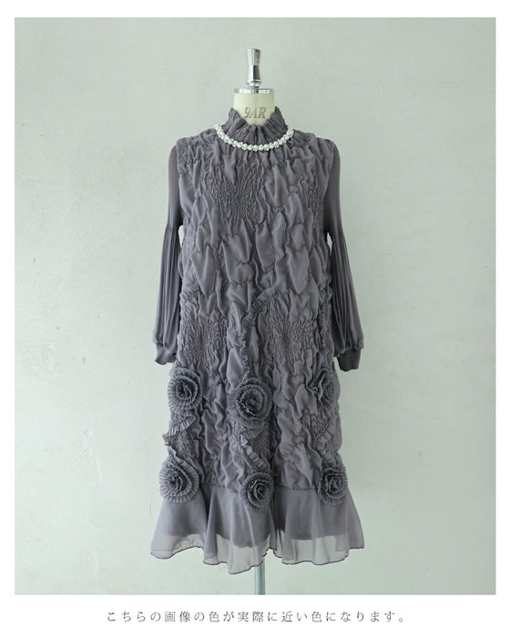 首元を飾るビジューの浮き立つレリーフ調ミニワンピース