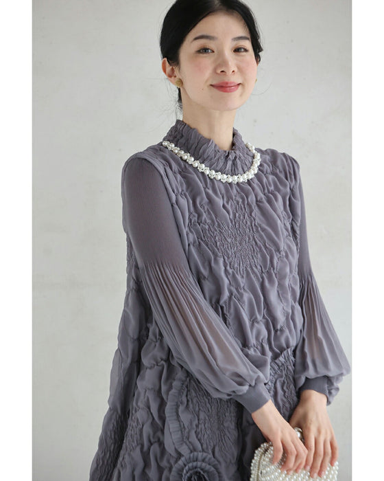 首元を飾るビジューの浮き立つレリーフ調ミニワンピース