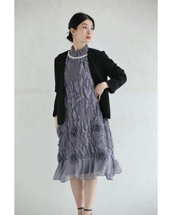 首元を飾るビジューの浮き立つレリーフ調ミニワンピース