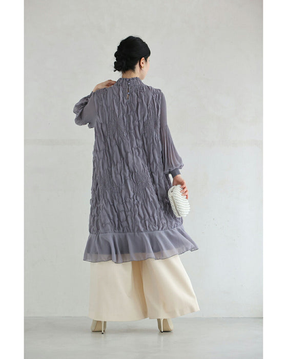 首元を飾るビジューの浮き立つレリーフ調ミニワンピース