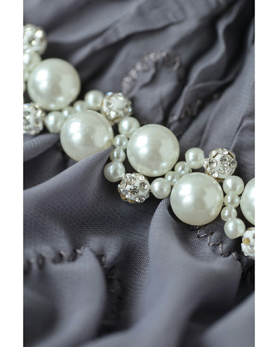 首元を飾るビジューの浮き立つレリーフ調ミニワンピース