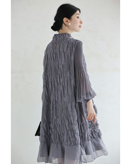 首元を飾るビジューの浮き立つレリーフ調ミニワンピース