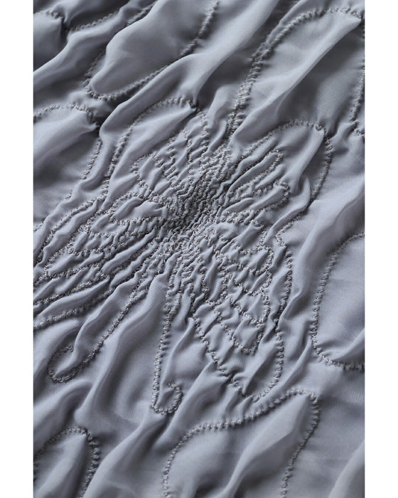 首元を飾るビジューの浮き立つレリーフ調ミニワンピース