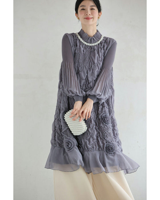 首元を飾るビジューの浮き立つレリーフ調ミニワンピース