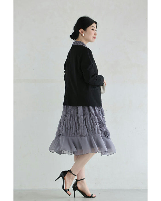 首元を飾るビジューの浮き立つレリーフ調ミニワンピース