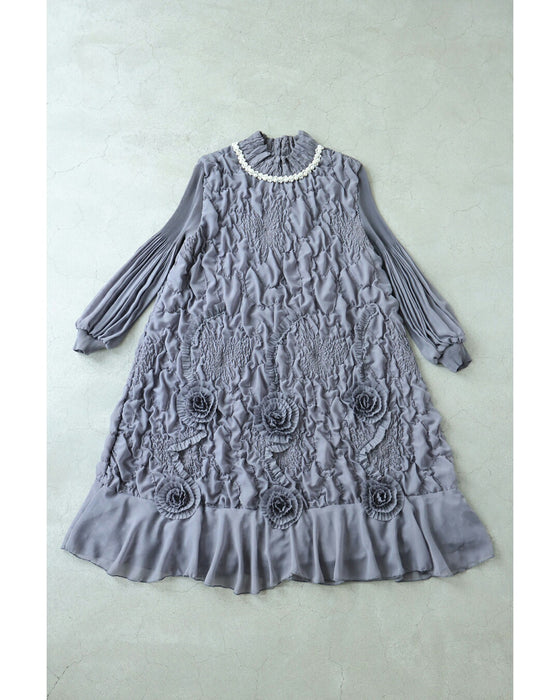 首元を飾るビジューの浮き立つレリーフ調ミニワンピース