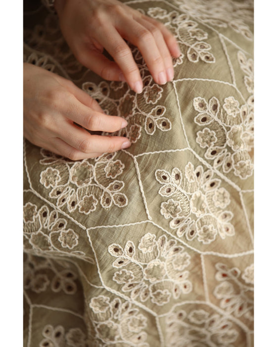 美しさ織りなす花刺繍ロングワンピース