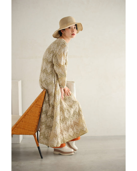 美しさ織りなす花刺繍ロングワンピース