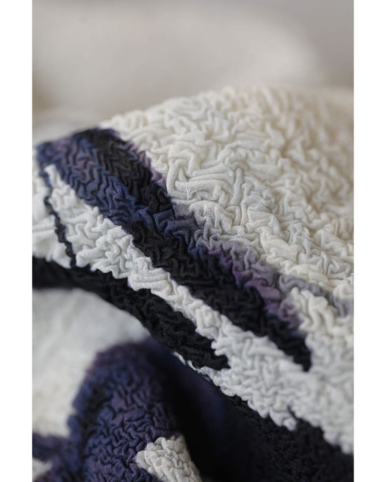 風に揺れるリーフ柄の伸びやかくしゅくしゅカットソートップス