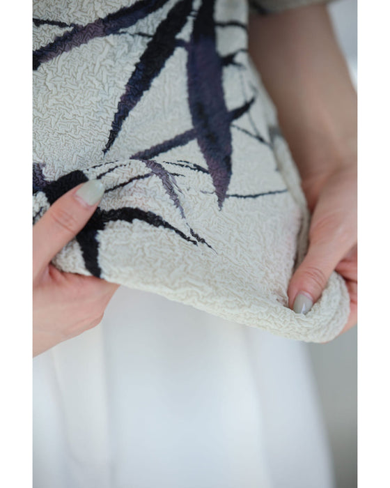 風に揺れるリーフ柄の伸びやかくしゅくしゅカットソートップス