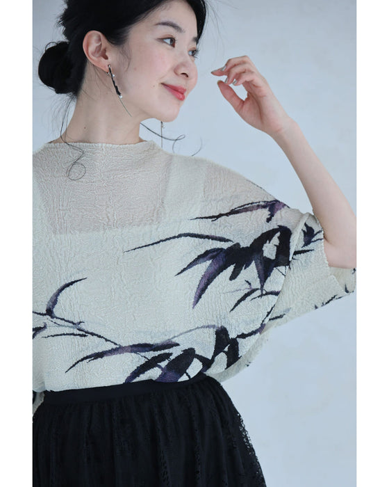 風に揺れるリーフ柄の伸びやかくしゅくしゅカットソートップス