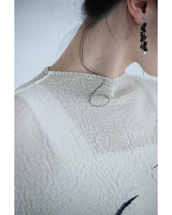 風に揺れるリーフ柄の伸びやかくしゅくしゅカットソートップス