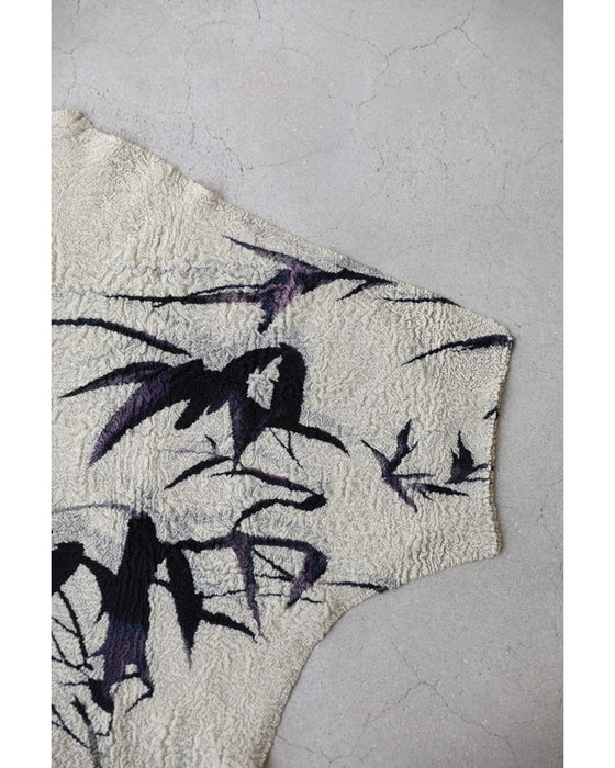 風に揺れるリーフ柄の伸びやかくしゅくしゅカットソートップス