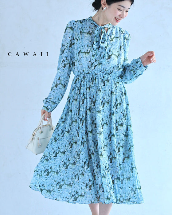 一面に広がる青い花のリボンネックミディアムワンピース