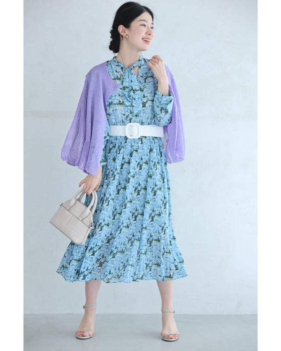 一面に広がる青い花のリボンネックミディアムワンピース