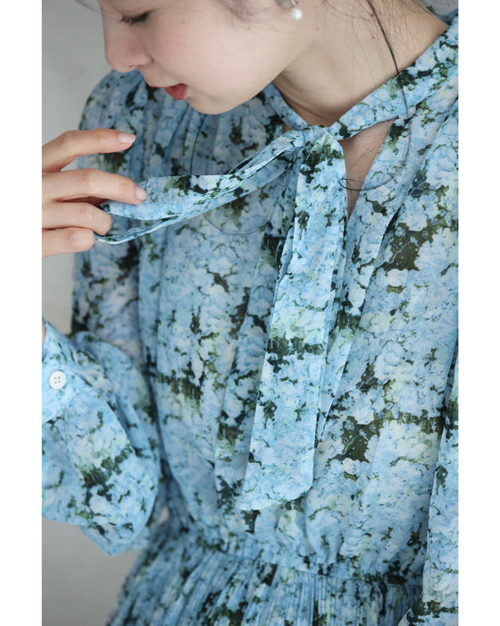 一面に広がる青い花のリボンネックミディアムワンピース