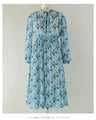 一面に広がる青い花のリボンネックミディアムワンピース