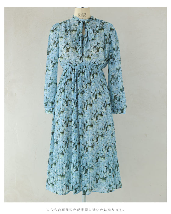 一面に広がる青い花のリボンネックミディアムワンピース