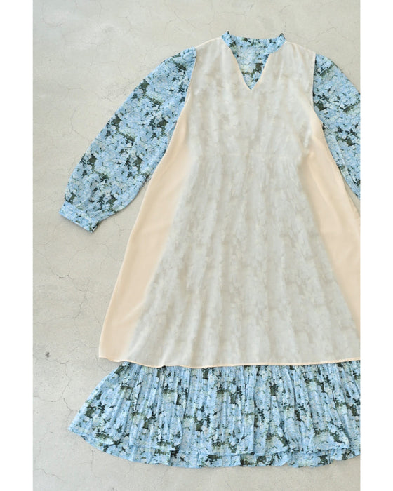 一面に広がる青い花のリボンネックミディアムワンピース