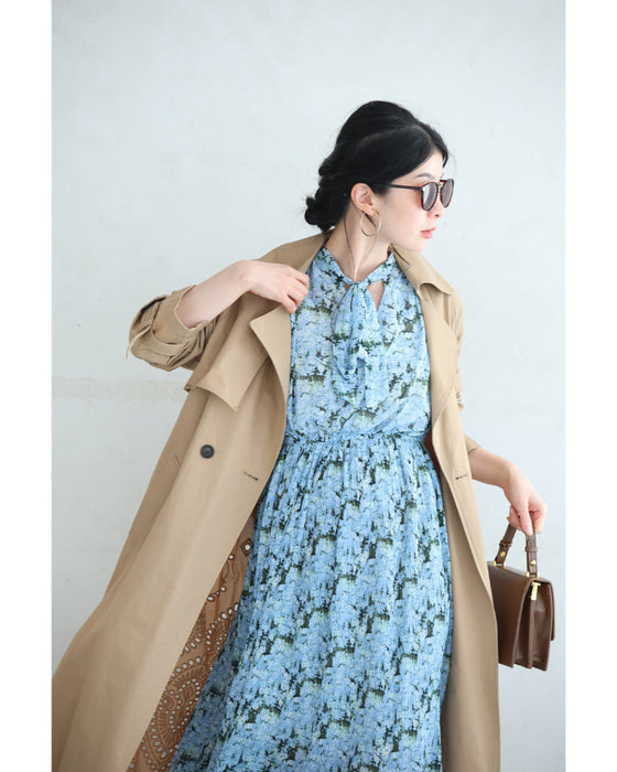 一面に広がる青い花のリボンネックミディアムワンピース