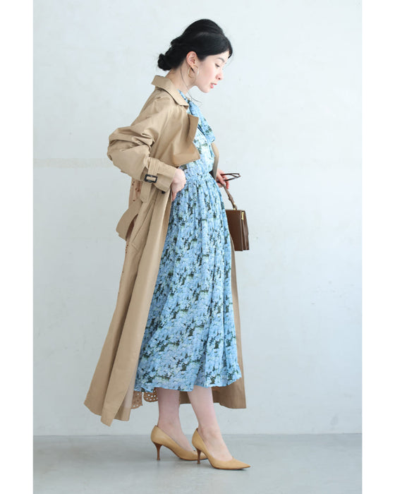 一面に広がる青い花のリボンネックミディアムワンピース