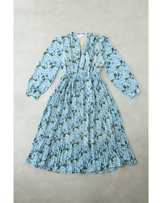 一面に広がる青い花のリボンネックミディアムワンピース