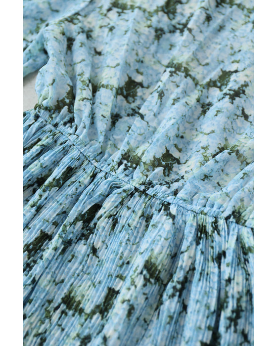 一面に広がる青い花のリボンネックミディアムワンピース