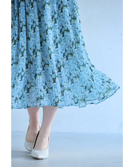 一面に広がる青い花のリボンネックミディアムワンピース