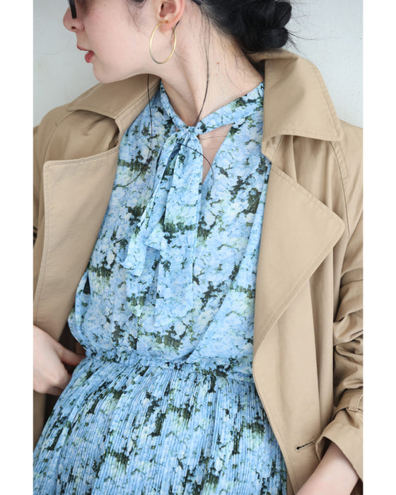 一面に広がる青い花のリボンネックミディアムワンピース