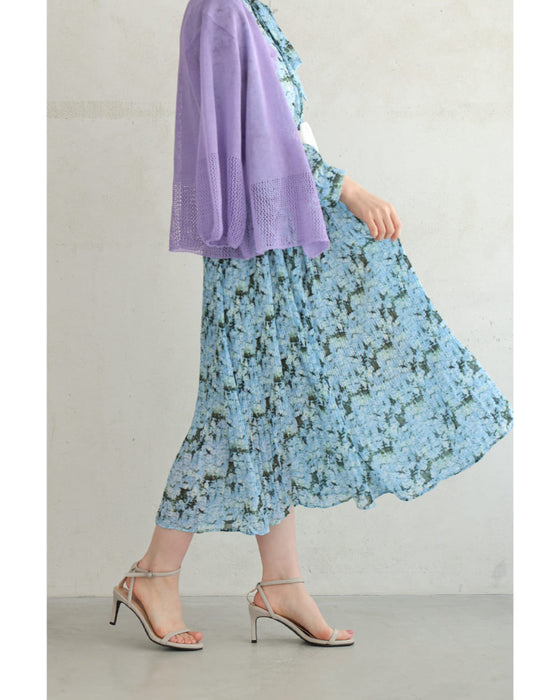 一面に広がる青い花のリボンネックミディアムワンピース