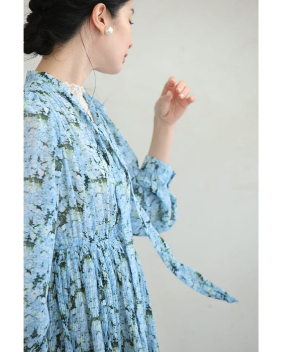 一面に広がる青い花のリボンネックミディアムワンピース
