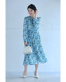 一面に広がる青い花のリボンネックミディアムワンピース