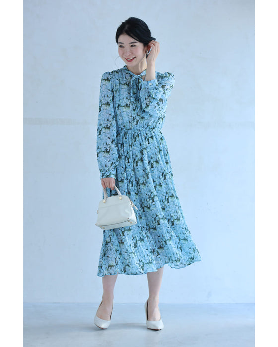 一面に広がる青い花のリボンネックミディアムワンピース