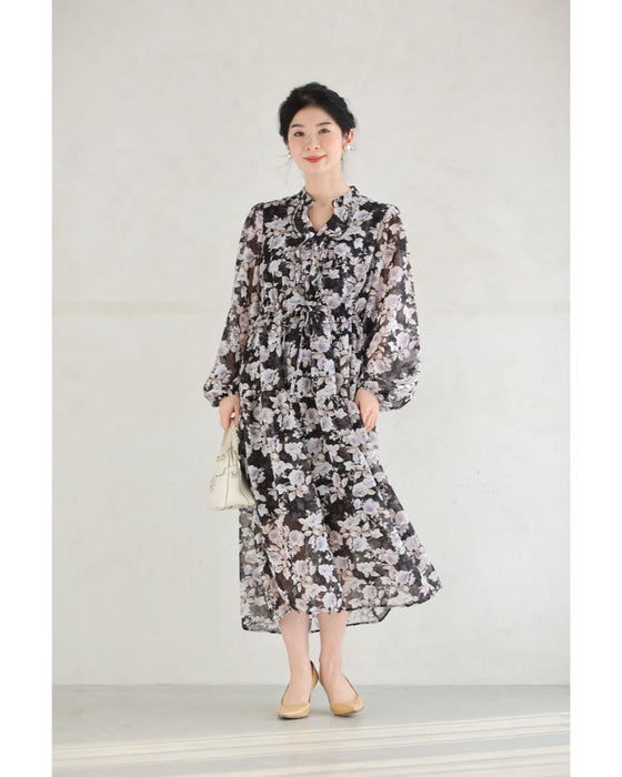 シアーベールに咲き誇るエレガントな花柄ミディアムワンピース